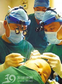 9岁抗震小英雄在上海接受植发手术